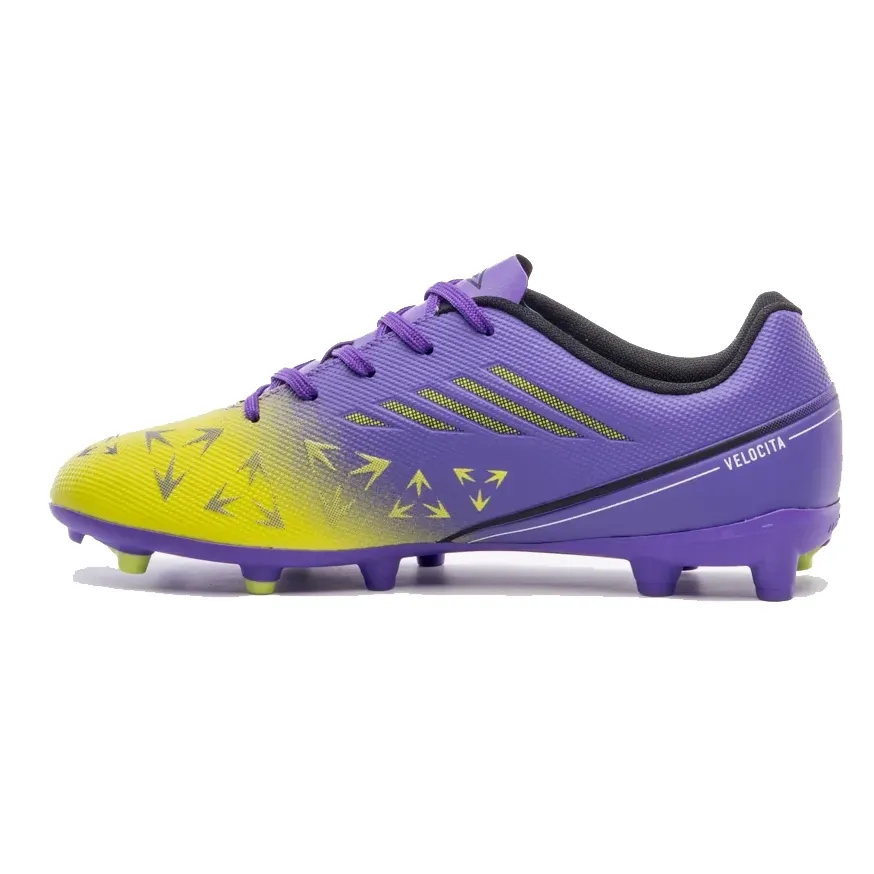 Chuteira de campo Umbro masculina roxa e verde limão vista em ângulo para ajuste